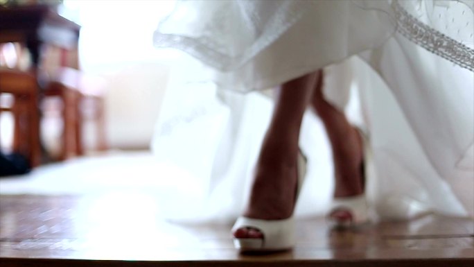 穿着结婚鞋的新娘白色人足里面