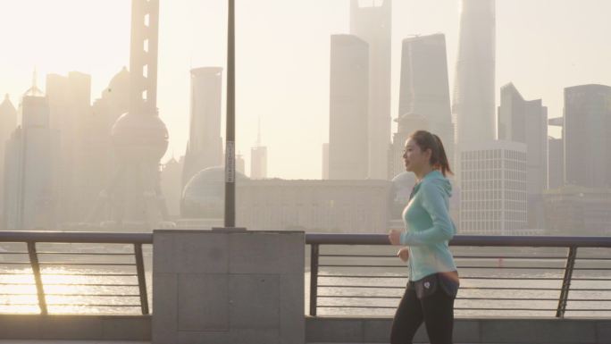 中国女子在上海跑步