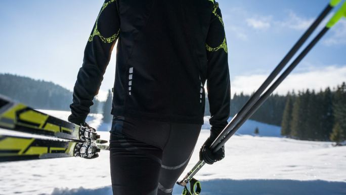 越野滑雪者携带他的运动设备