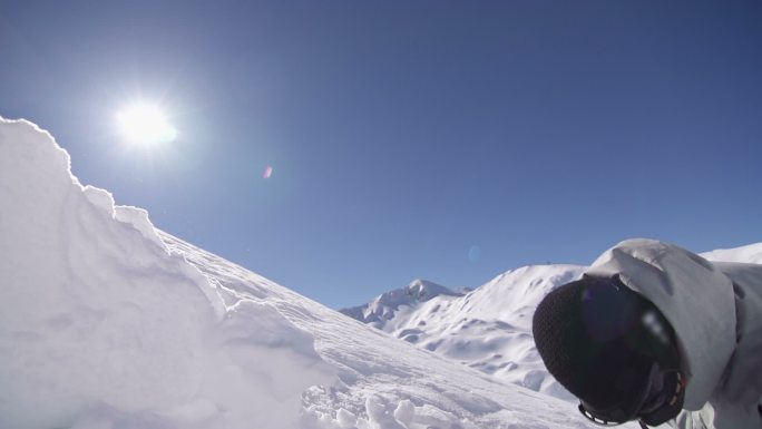 滑雪铲雪。用超级慢动作拍摄。