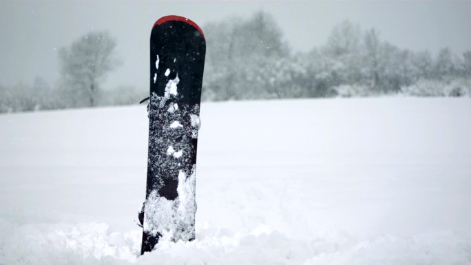 卡在雪地里的滑雪板