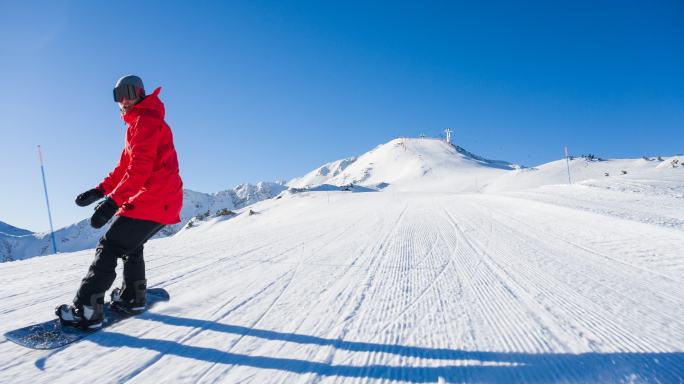 滑雪者在一个空的滑雪坡上滑行
