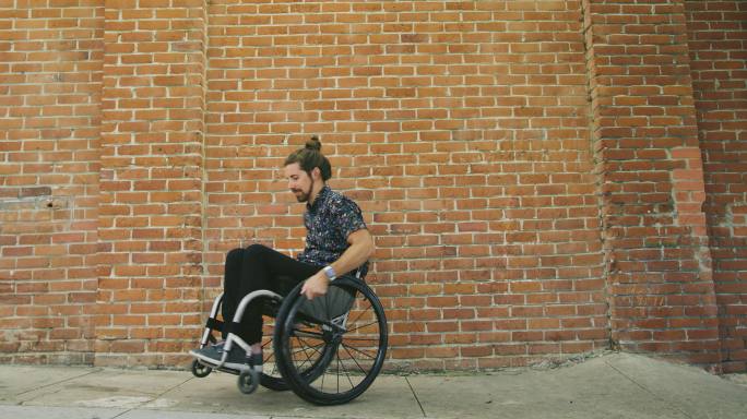 快乐的残疾人旋转轮椅