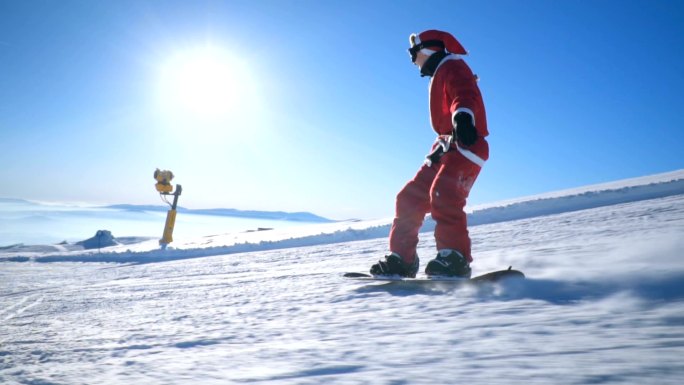 穿着圣诞老人服装的人在滑雪场滑雪