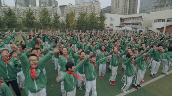 小学生操场升旗敬礼 升国旗仪式