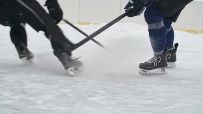 曲棍球运动员在冰上练习