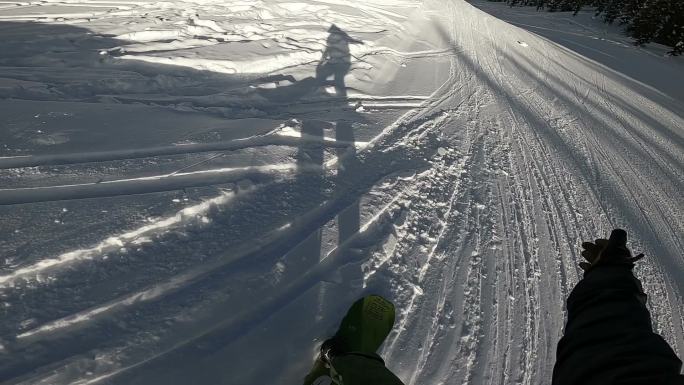 滑雪运动员滑雪第一视角镜头