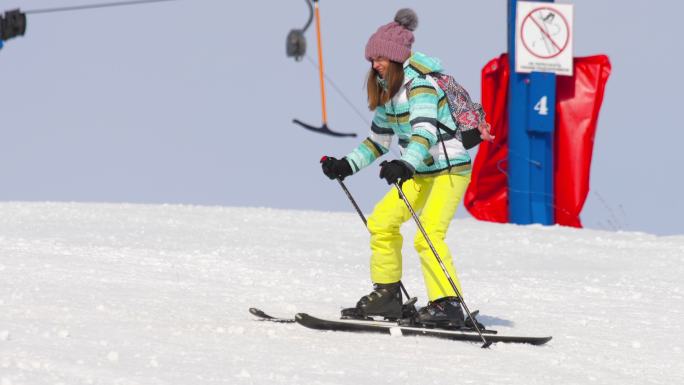 业余滑雪女孩下山