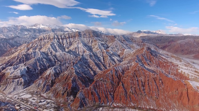 新疆喀什帕米尔昆仑山雪山中巴丹霞雅丹蓝天