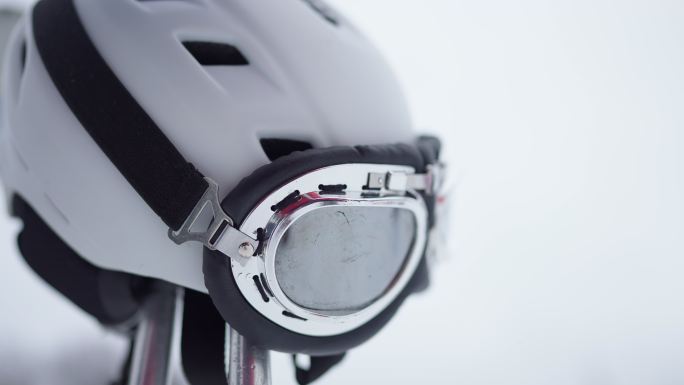 滑雪头盔和护目镜的特写