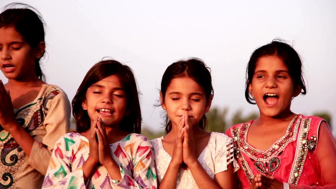 一群孩子在户外祈祷