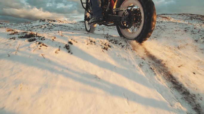 摩托车手在雪地上轮胎烧坏，慢镜头