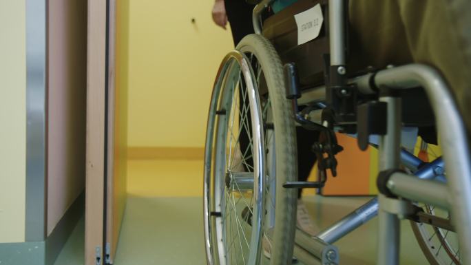 坐在轮椅上的病人看望老人病房住院