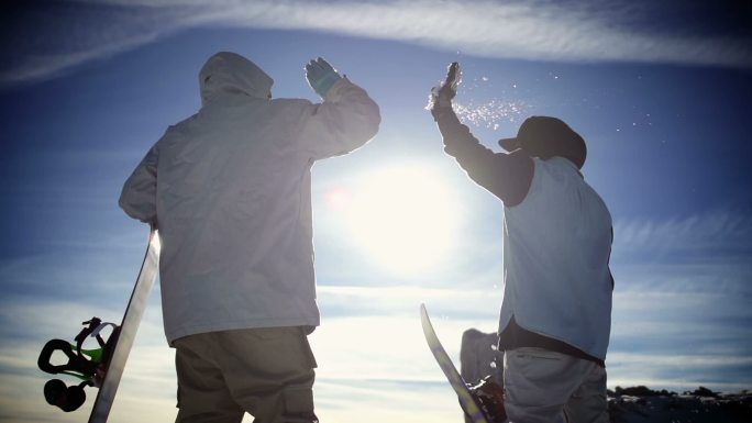 两个滑雪运动员击掌。用超级慢动作拍摄。