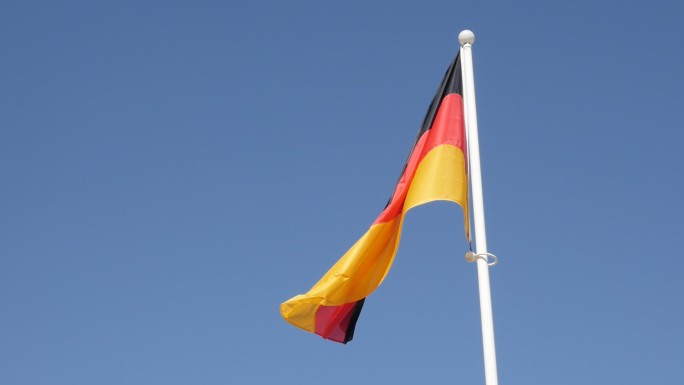 旗杆上的德国国旗在风中缓慢飘扬