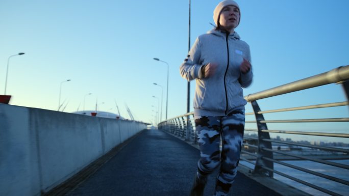 前面的摄像头追踪到一个女孩在一座桥上跑步