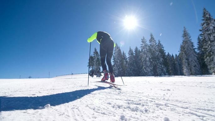 越野滑雪者滑上山滑雪