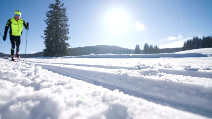 越野滑雪运动员慢镜头特写白雪雪橇