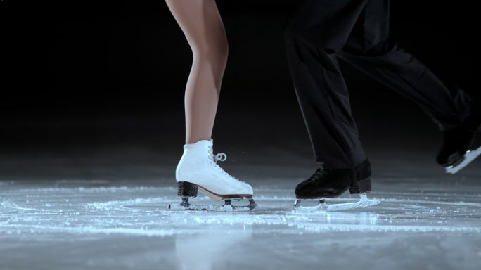 慢动作中等镜头的腿的一个花样滑冰