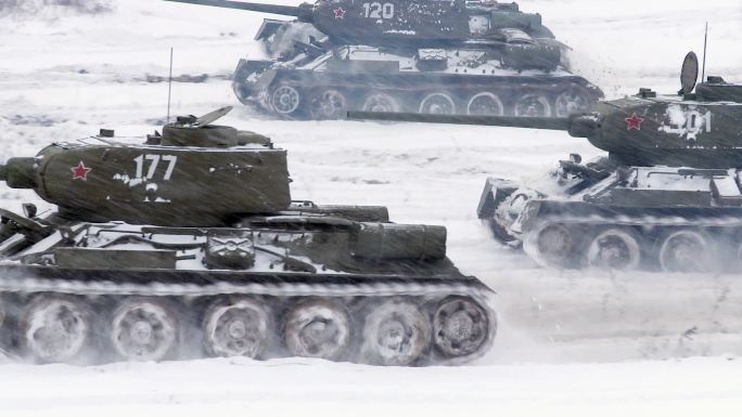 俄罗斯坦克T34攻击敌人阵地