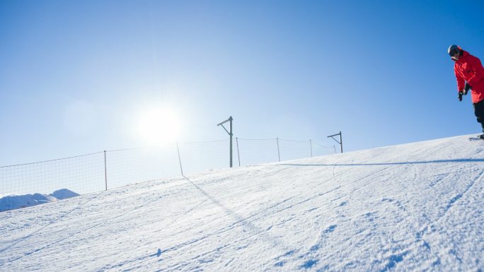 专业年轻男性滑雪