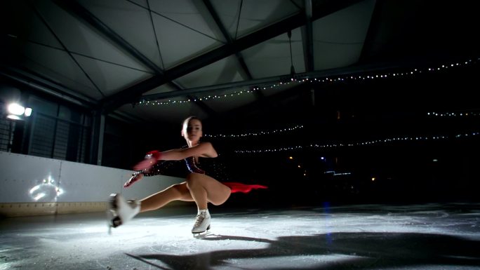 一个年轻的女士正在冰上表演。