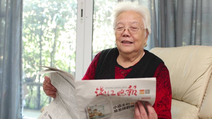 老人看报纸 笑脸 开心 幸福生活