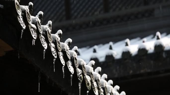 冬天寺庙屋檐雪化了