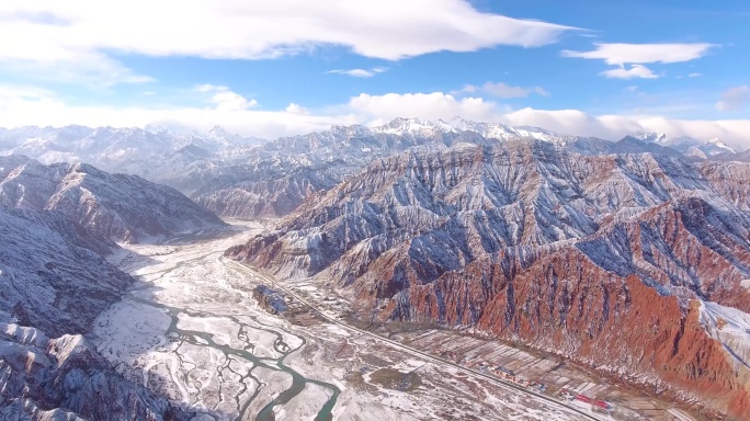 新疆喀什帕米尔昆仑山雪山中巴公路群山雪景