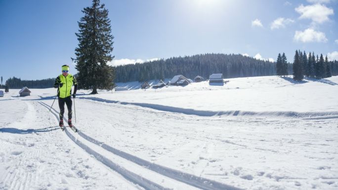 年轻男性越野滑雪