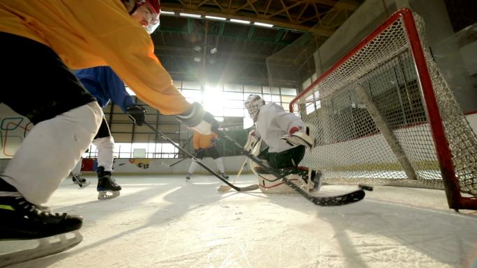 冰上曲棍球运动员对付对手并得分。