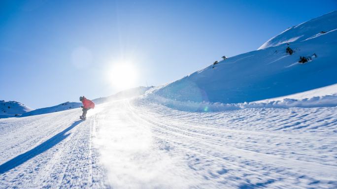 滑雪者从滑雪坡上滑下来