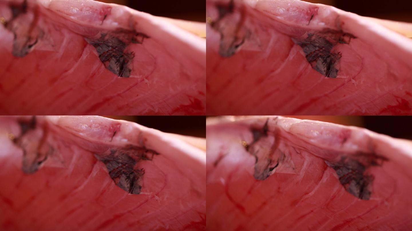 打开草鱼腹腔刮去黏膜血渍  (5)