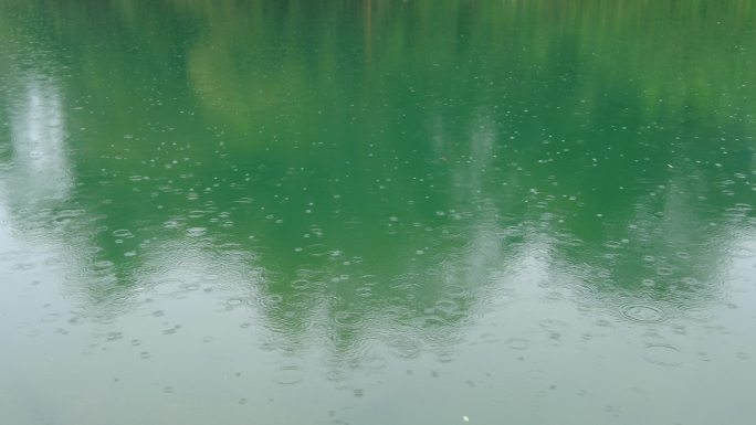 水面湖面雨点雨滴