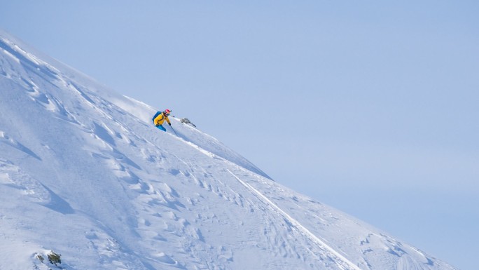 自由式滑雪者在偏远地区雪上极限滑雪
