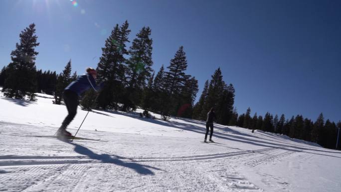 一群人越野滑雪