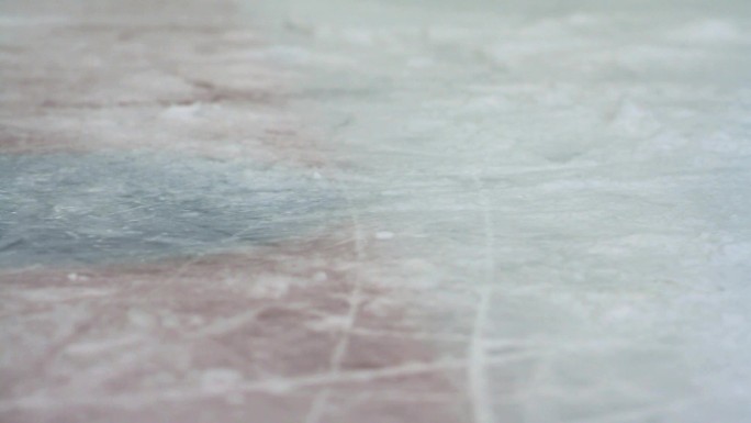 冰球棒在冰上的特写镜头