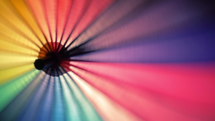 旋转彩虹伞的彩色特写镜头。