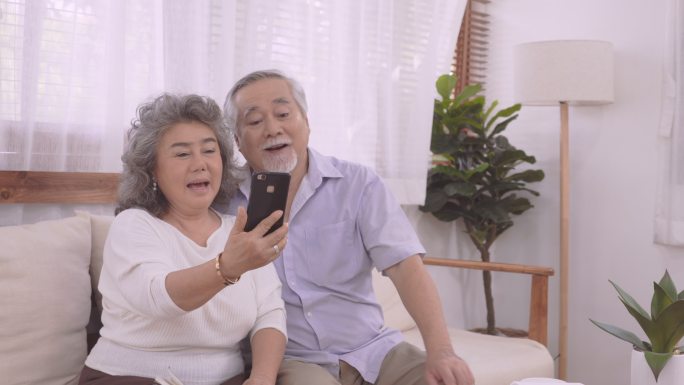 使用手机视频通话的老年夫妇