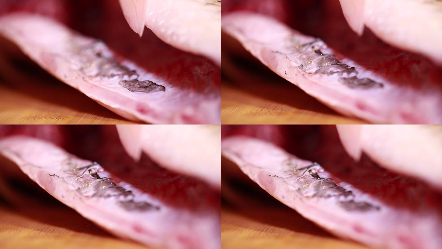 打开草鱼腹腔刮去黏膜血渍  (8)