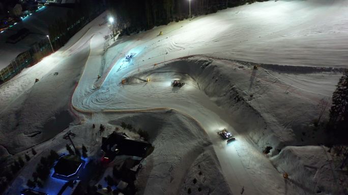 雪地车正在清理雪路