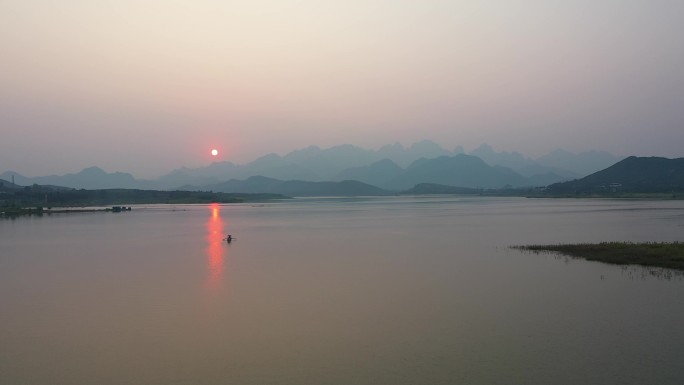 湖面夕阳