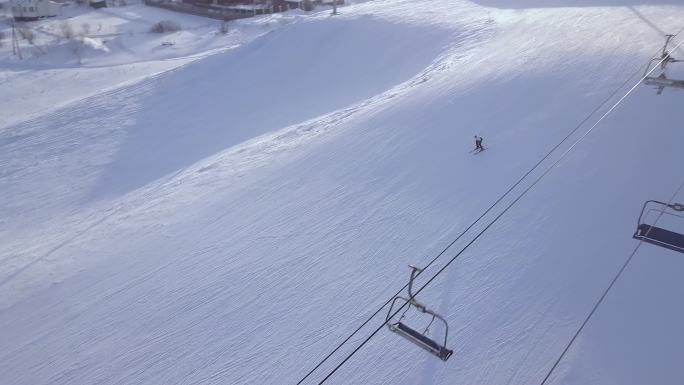 滑雪胜地雪山上滑雪的男子鸟瞰图