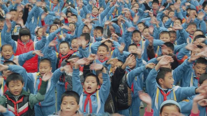 很多小学生在操场欢呼 人群欢呼