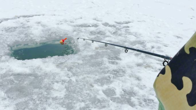 渔民在冰冻的河上钓鱼
