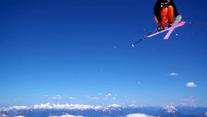 慢动作拍摄的一个专业滑雪者在空中360度