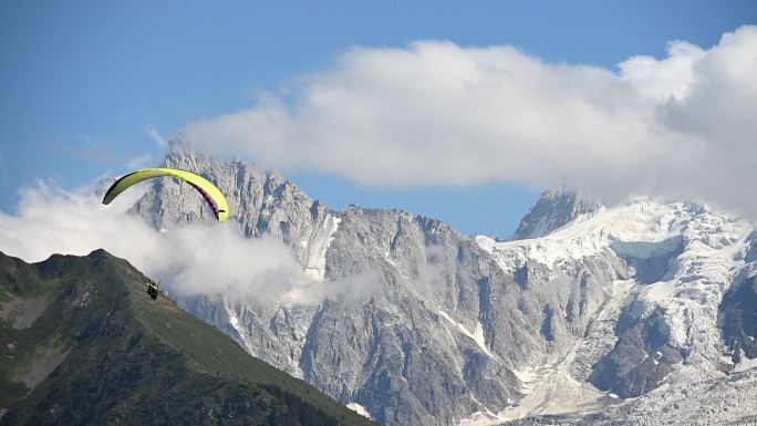 滑翔伞飞行极限运动爱好者飞翔山川高出跳落