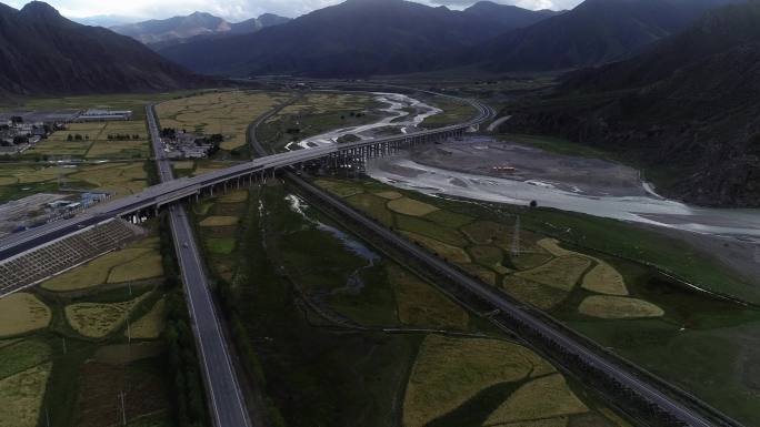 交通 桥 车 蓝天 白云  风景 小镇