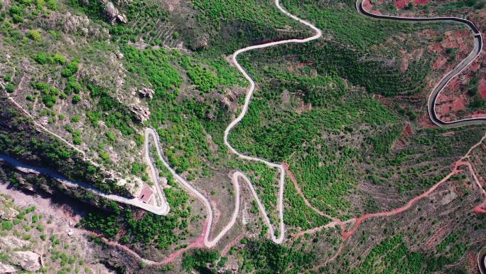 青山绿水 大山里的山村  深山公路