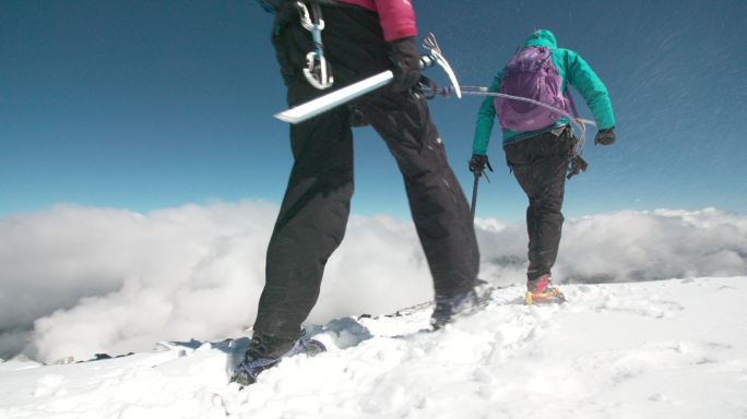 两名女子在冰冷的冰川上登山